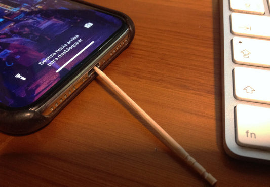 El iPhone no carga cuando conecto su cable USB Lightning, ¿qué puedo hacer?